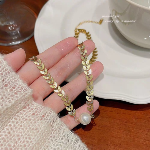 Pearl & Leaf Pendant Korean Necklace – Elegant Golden Pendant for Women